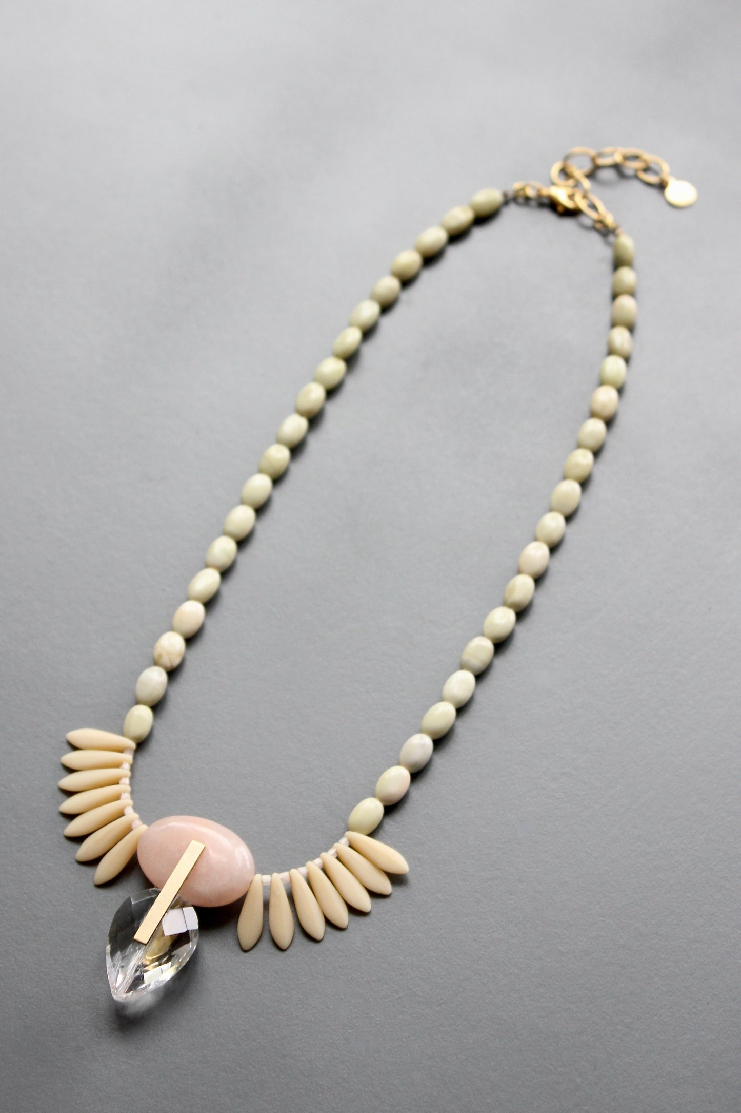 ISL116 Serpentine, peach jade, and glass Artdeco necklace