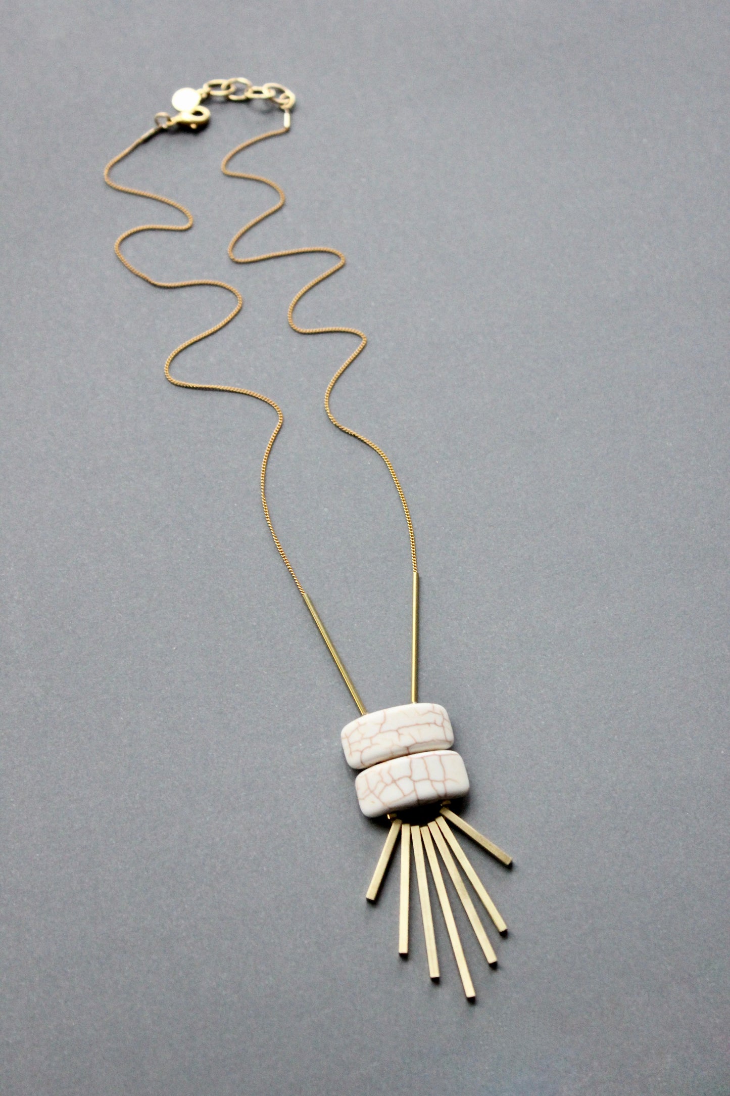 ISL122 White geometric pendant necklace