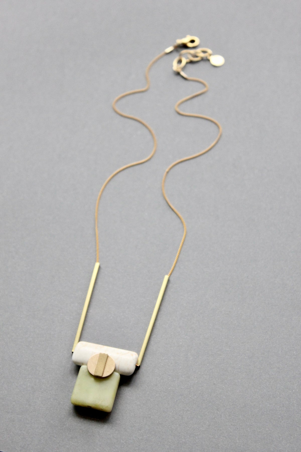 ISL420 White and green stone geometric pendant necklace