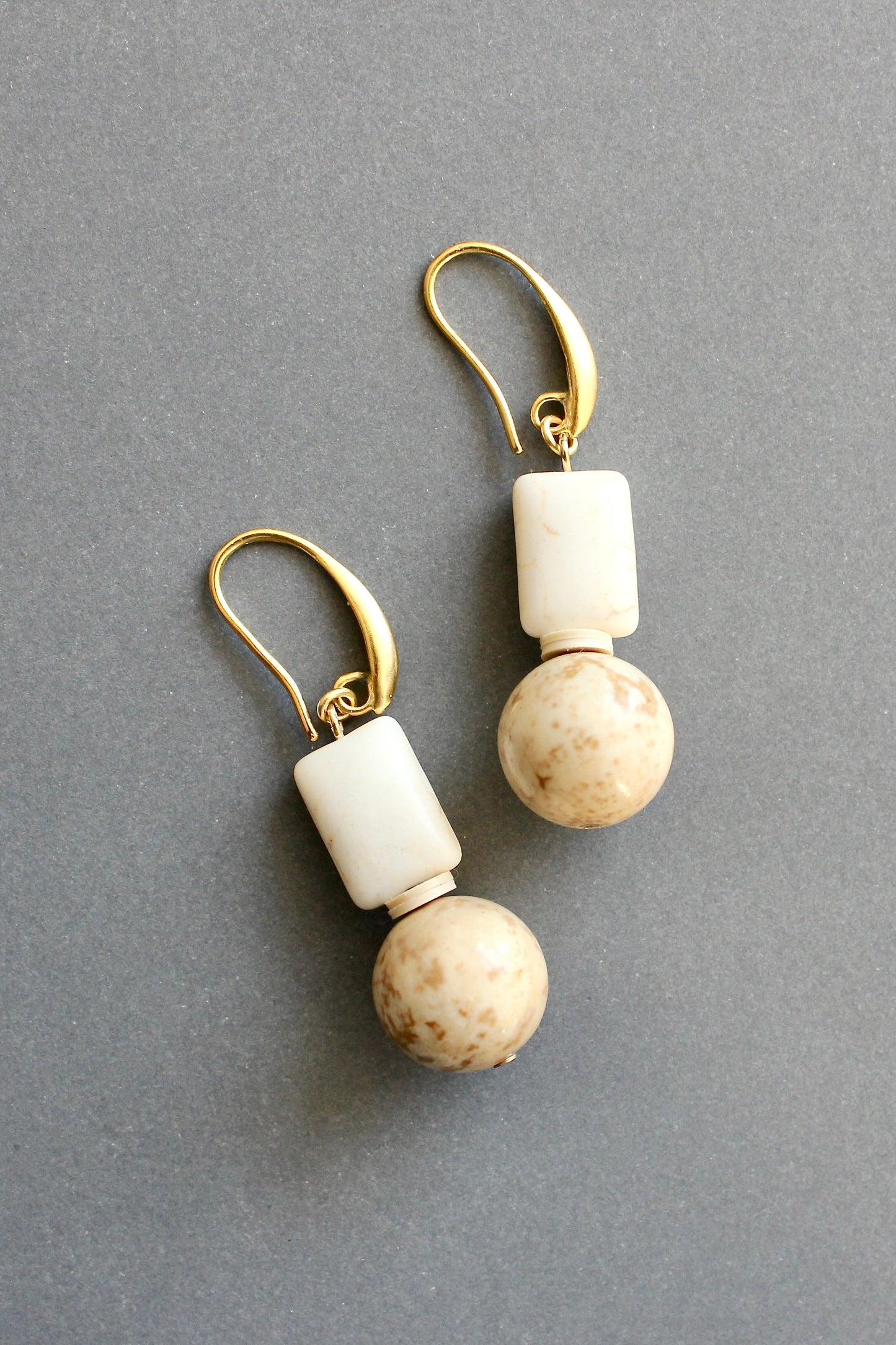 ISLE09 White and cream earrings