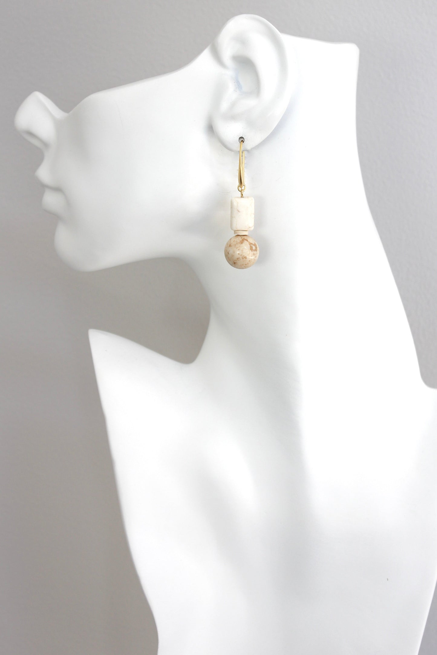 ISLE09 White and cream earrings
