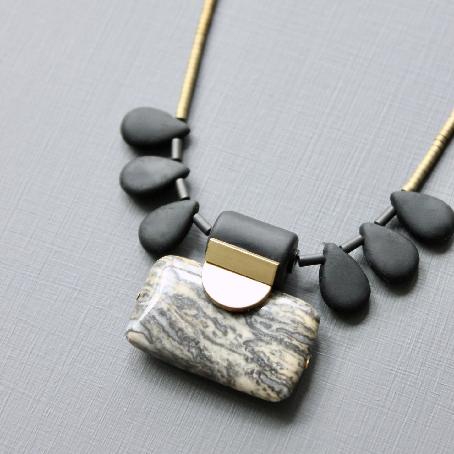JLT518 black and gray Artdeco necklace
