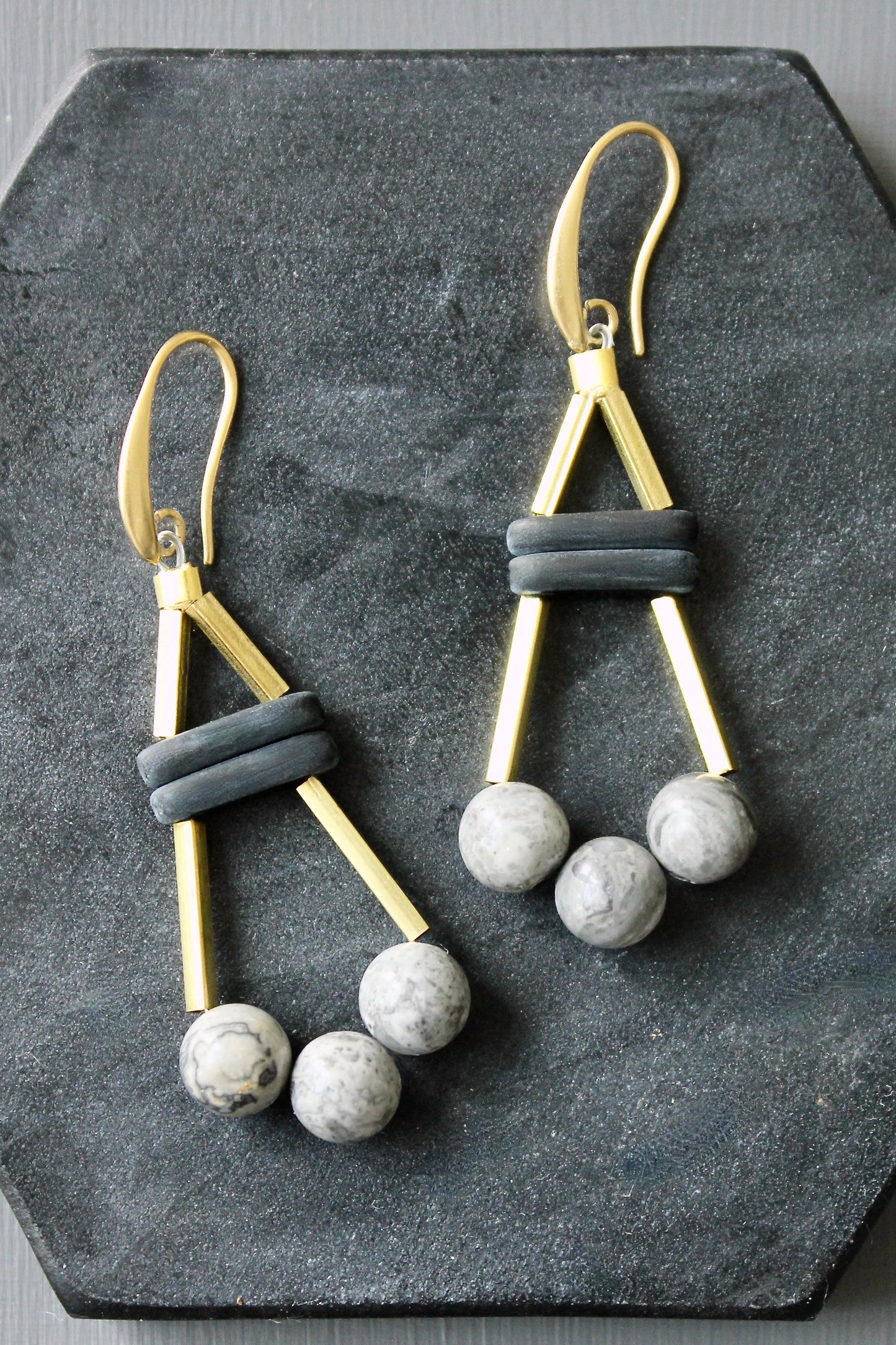 JLTE35 gray and black geometric earrings