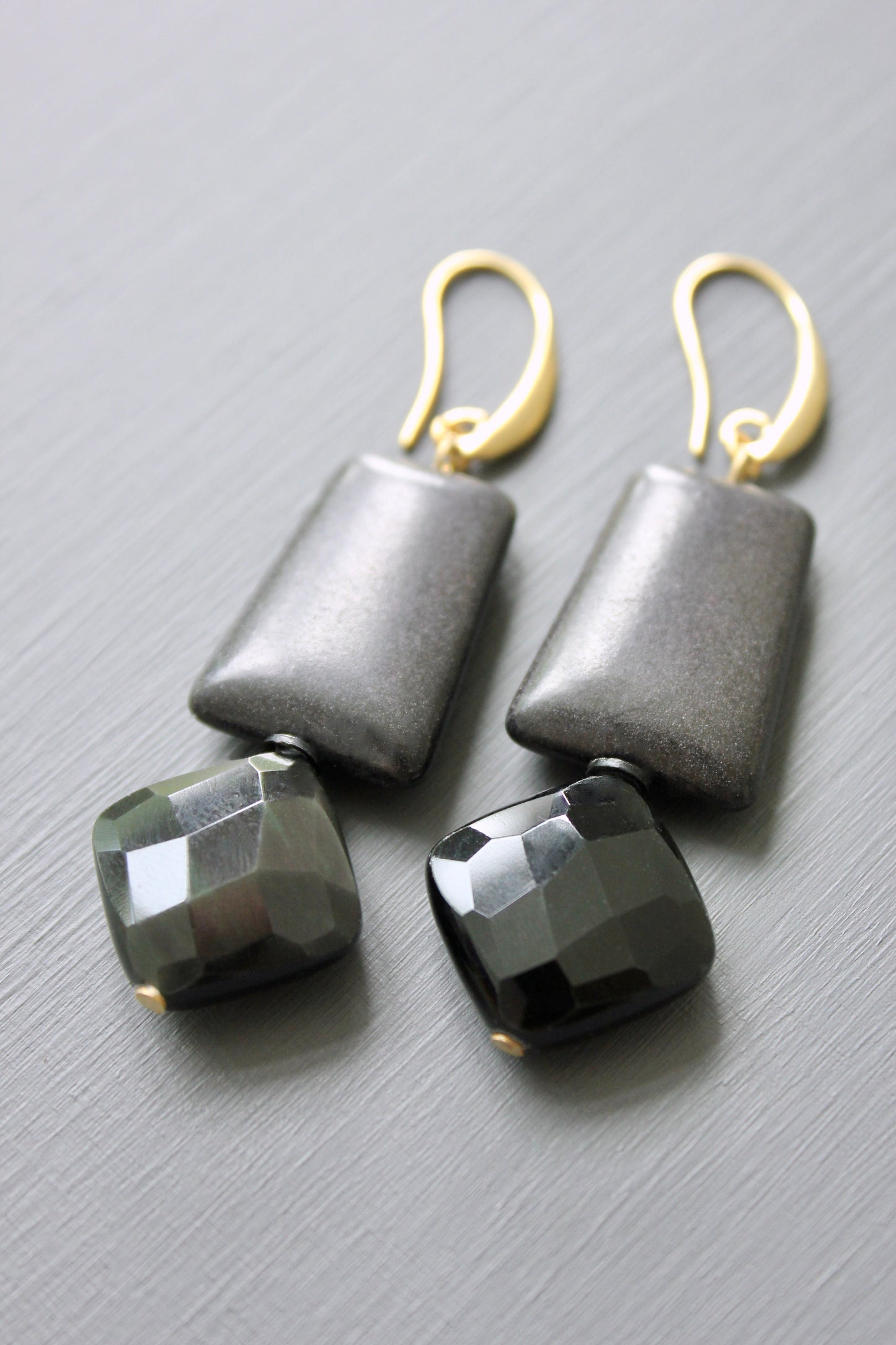 JLTE37 black geometric earrings