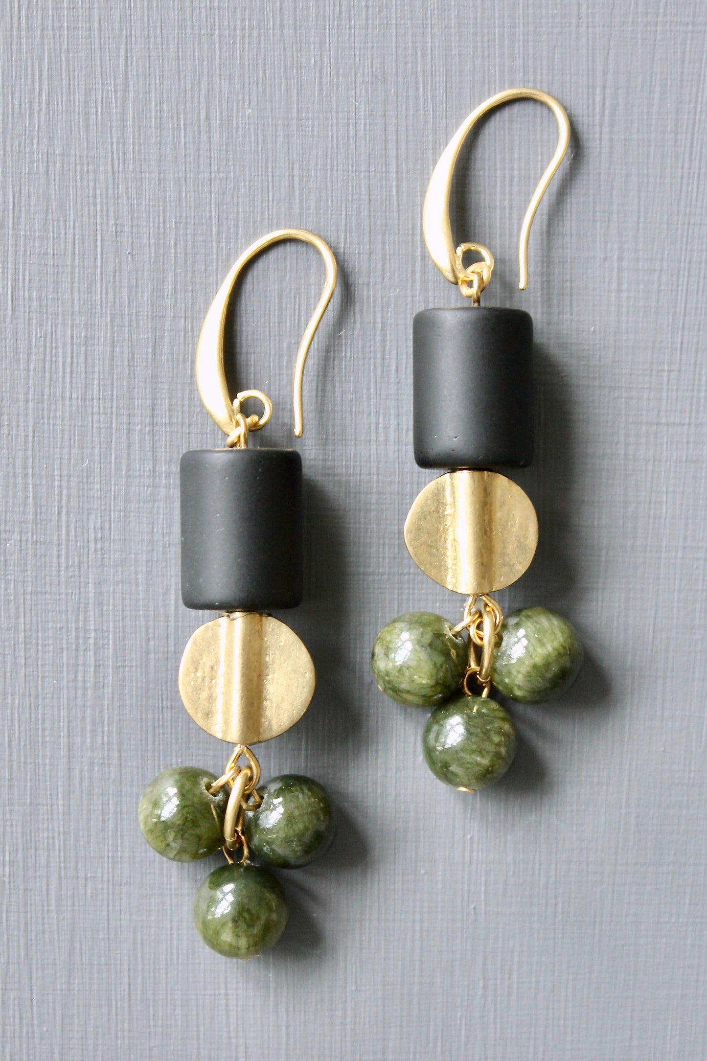 JLTE38 black and green cluster earrings