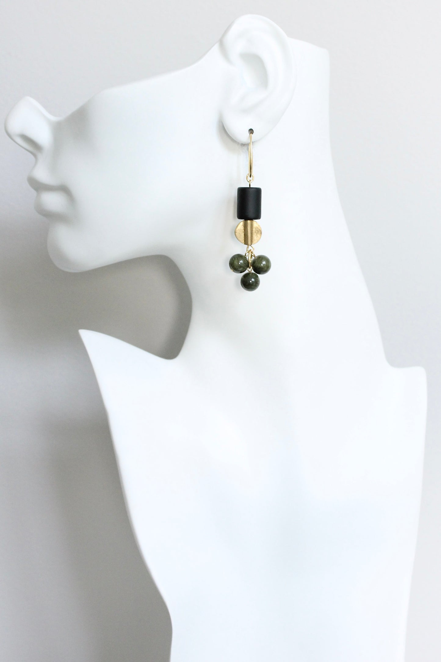 JLTE38 black and green cluster earrings