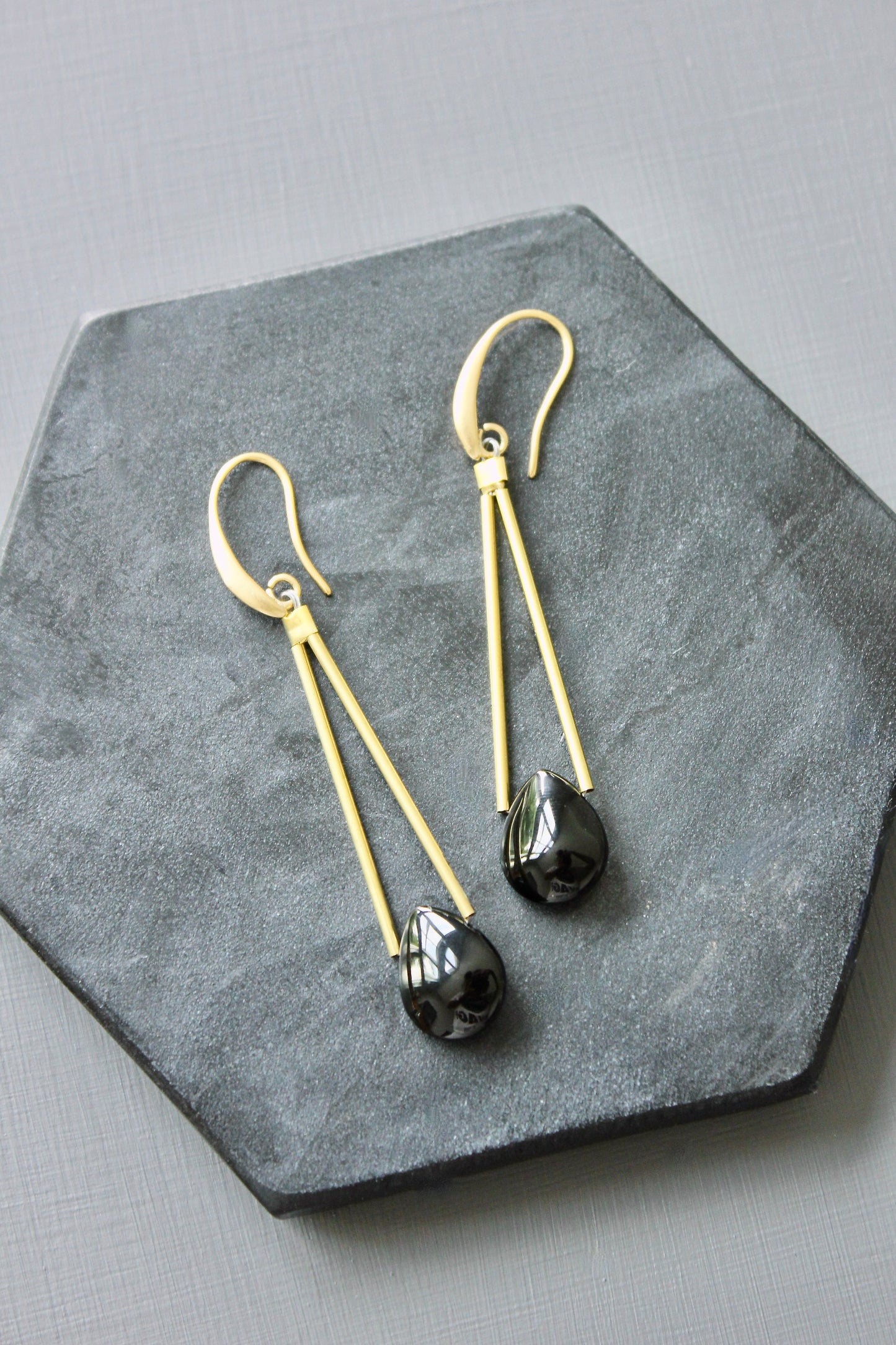 JLTE45 black agate geometric earrings