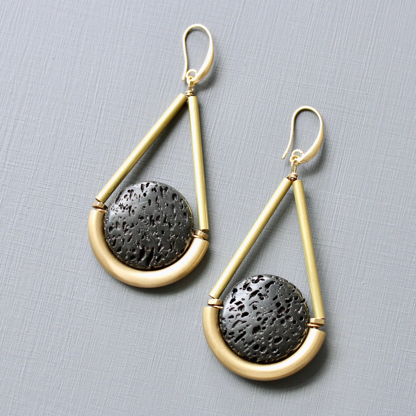 JLTE62 lava rock geometric earrings