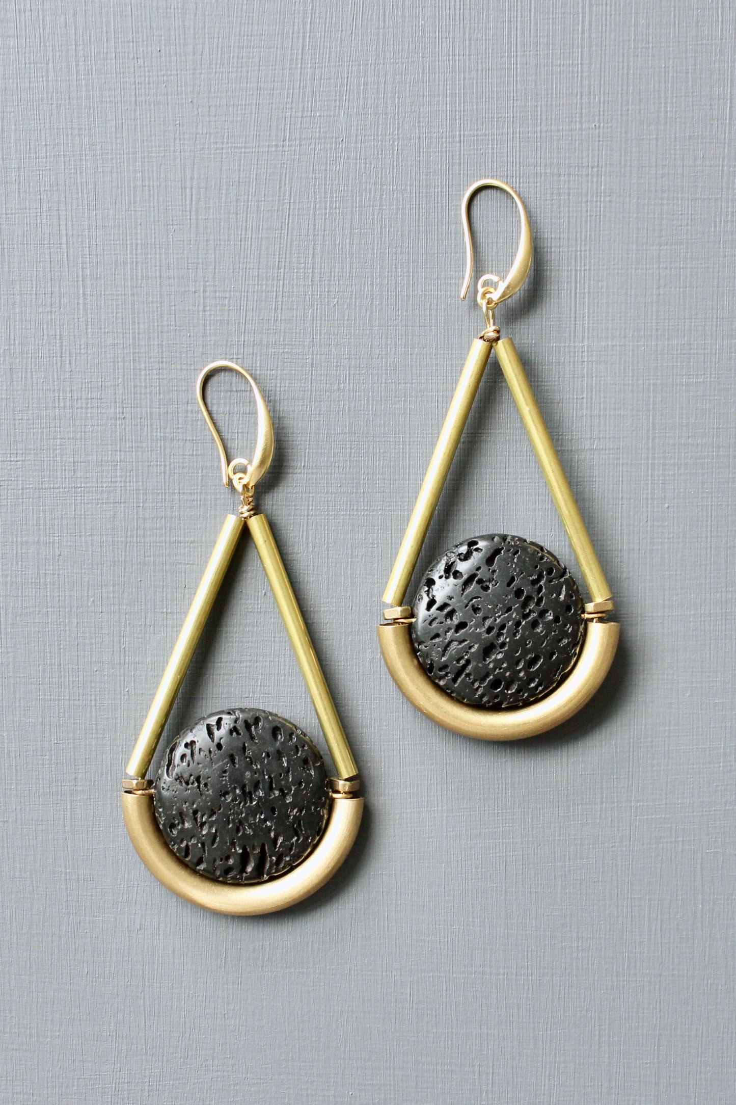 JLTE62 lava rock geometric earrings