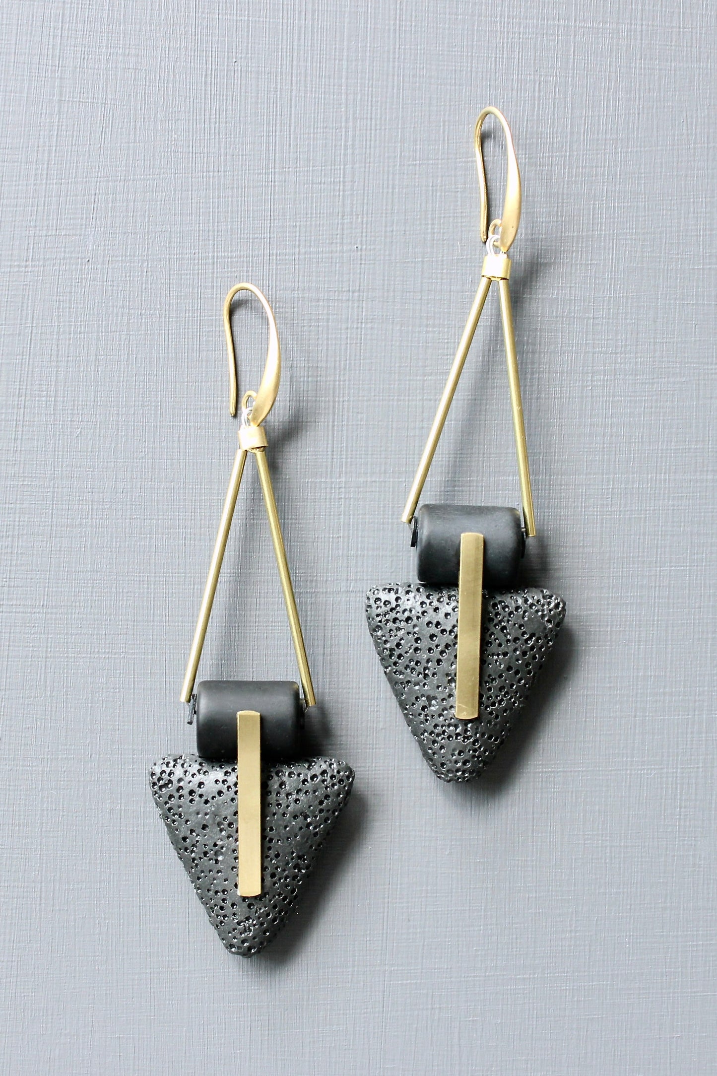 JLTE68 lava rock geometric earrings
