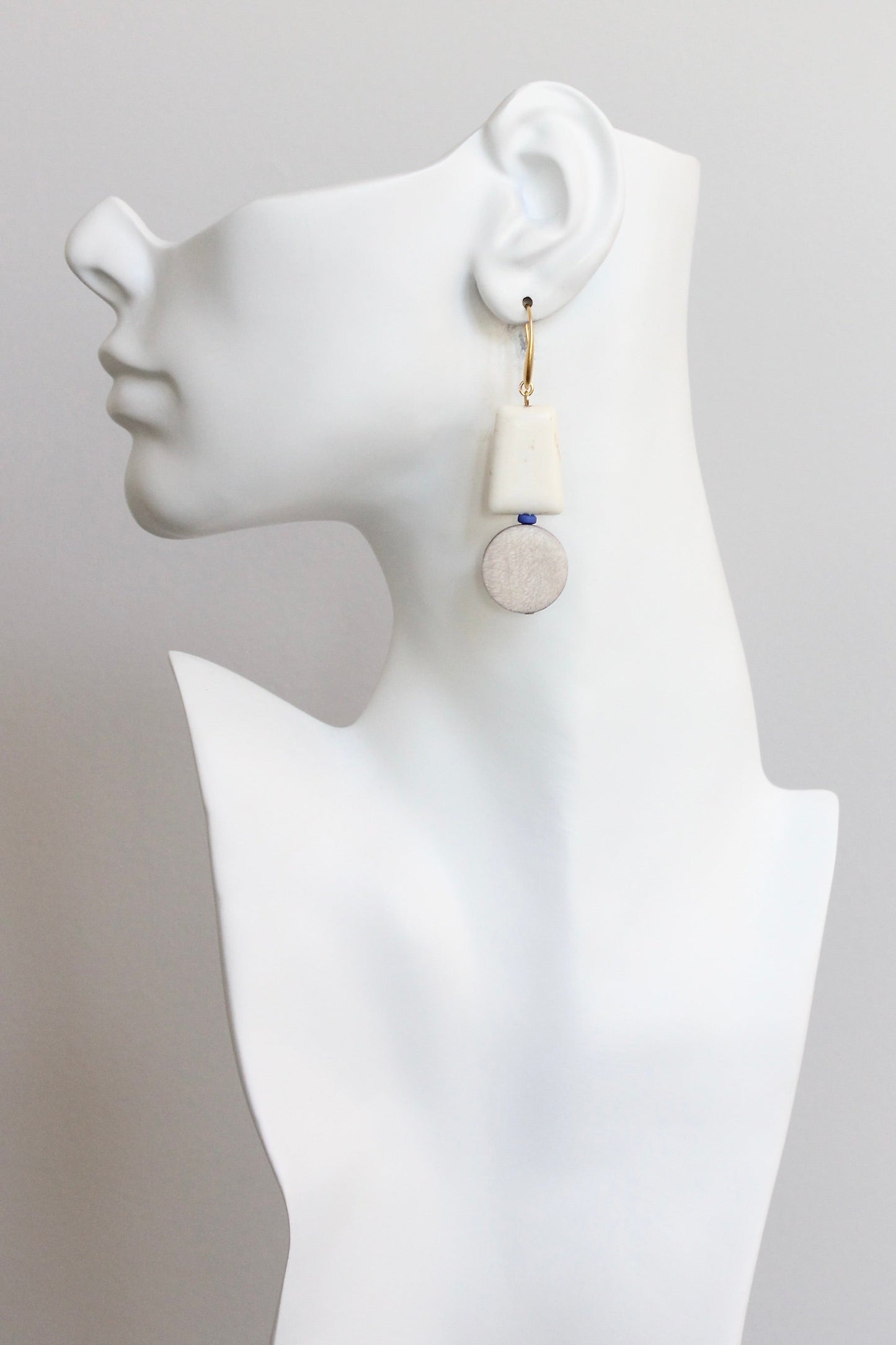 KYLE40 white and gray geometric earrings