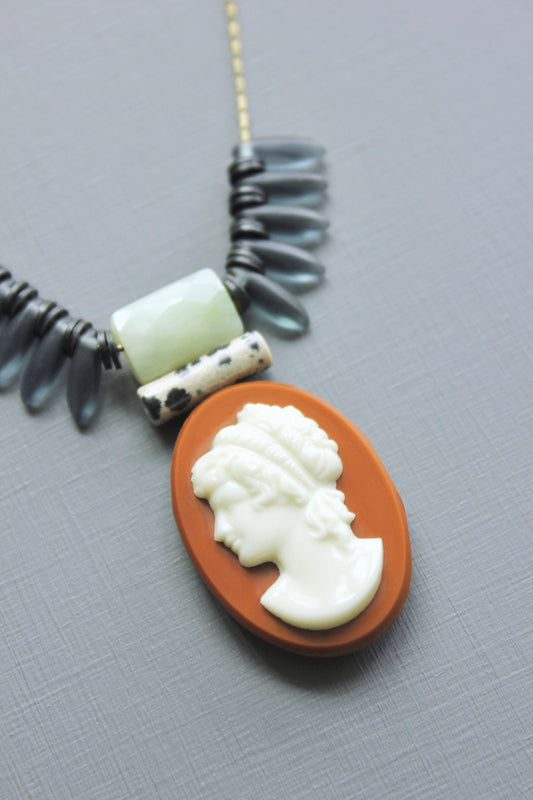 LEX318  Vintage cameo pendant necklace