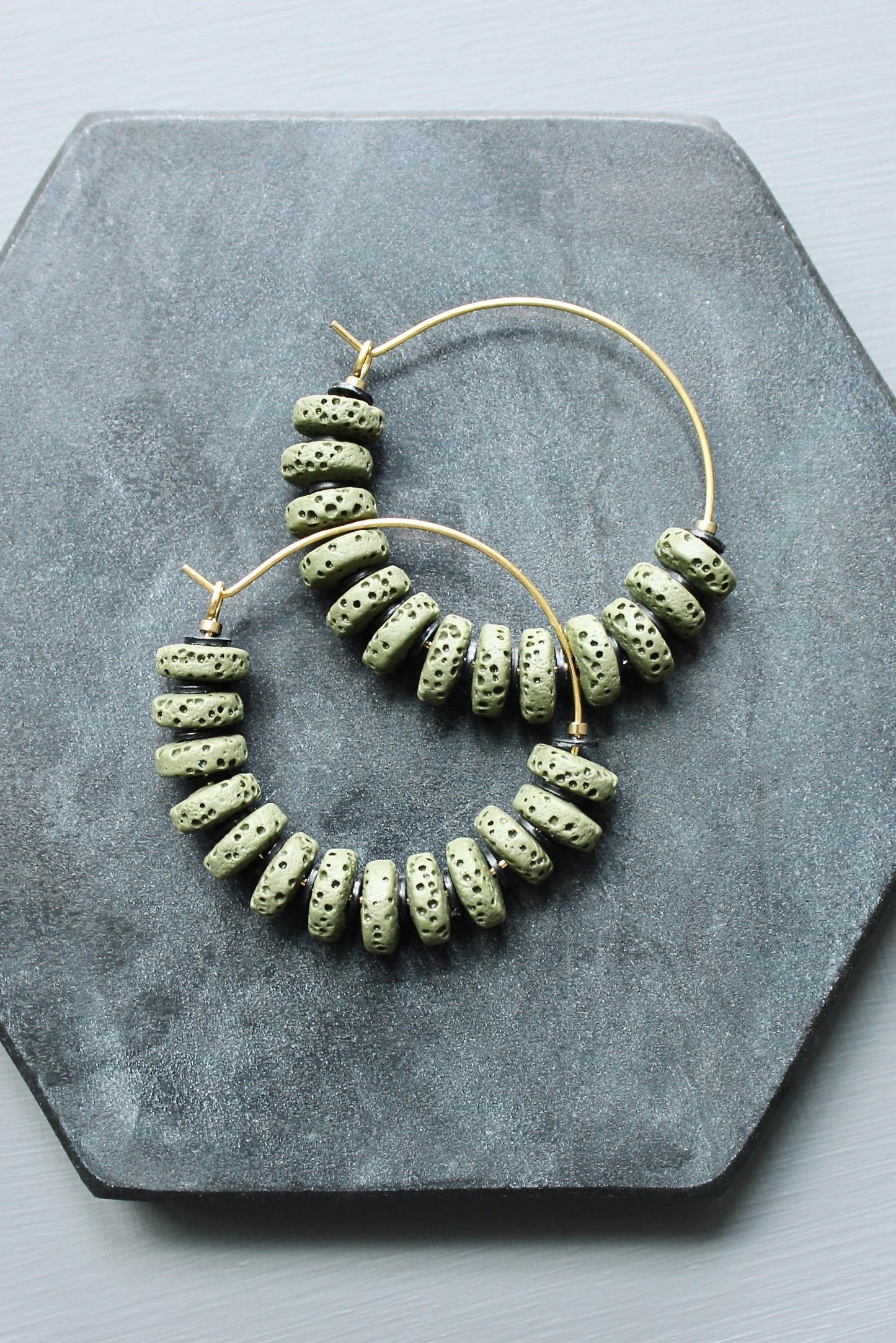 LEXE03 Moss lava hoop earrings