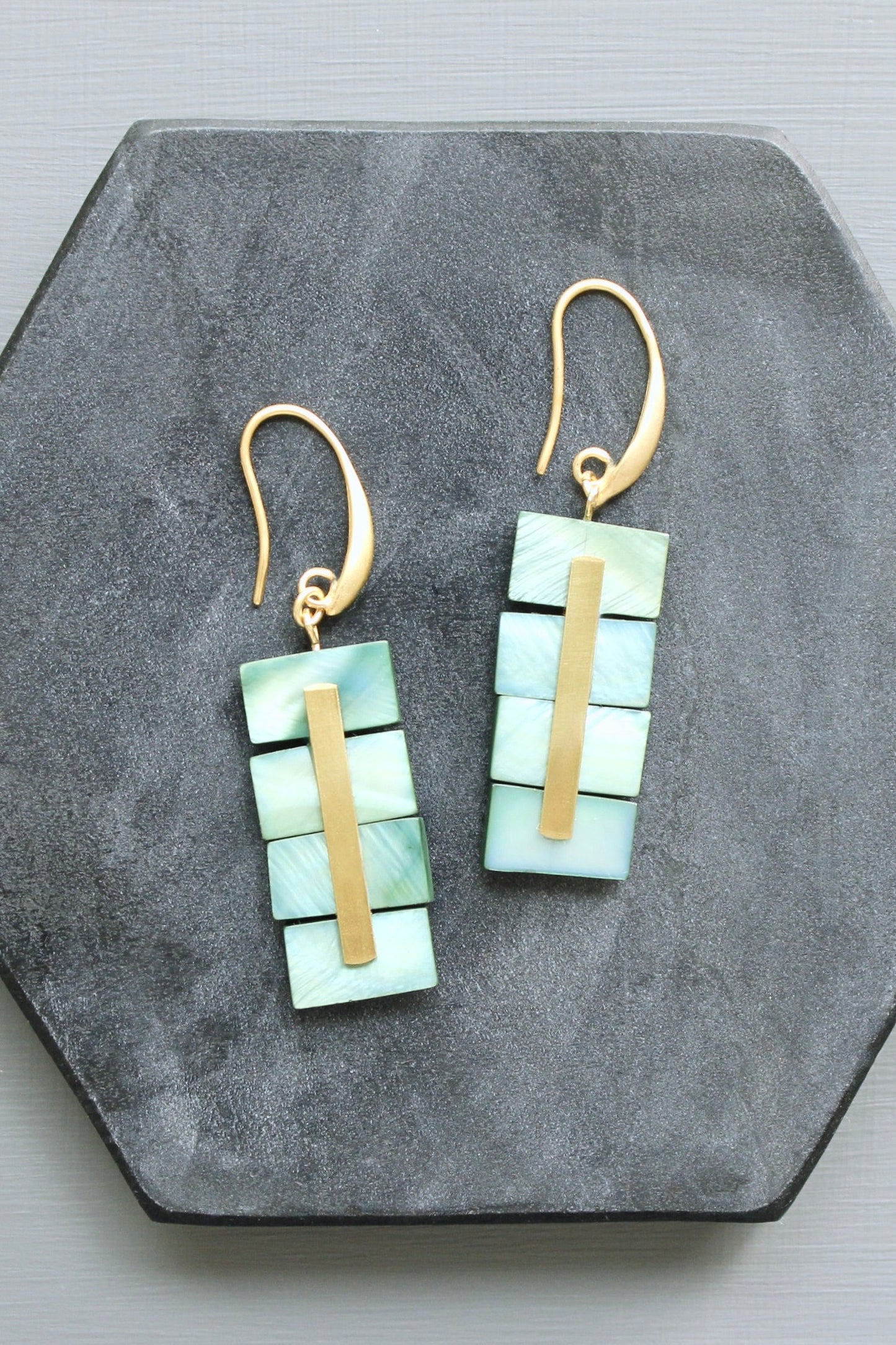 LEXE21 Green shell geometric earrings