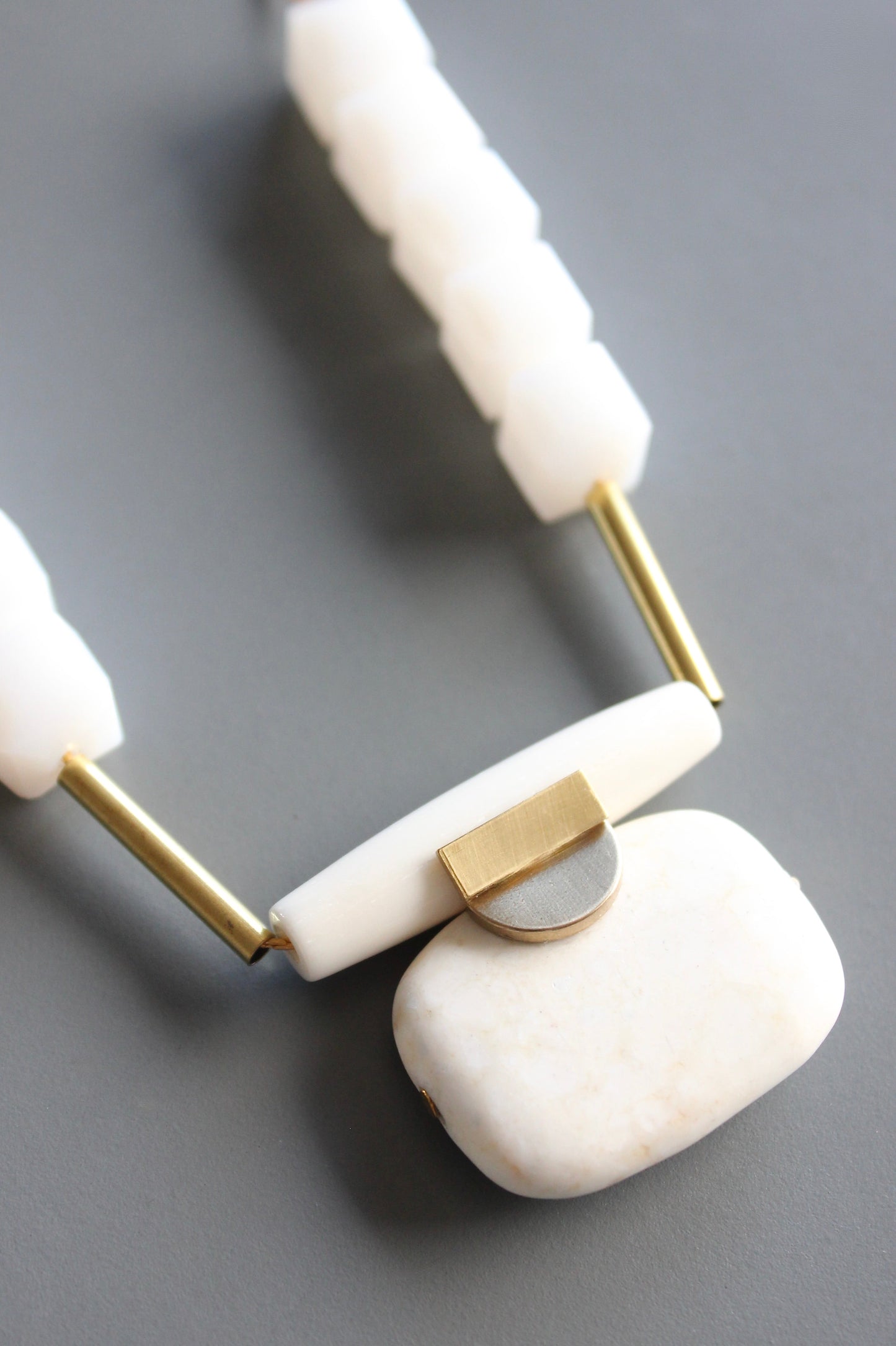 MLN320 Artdeco white pendant necklace