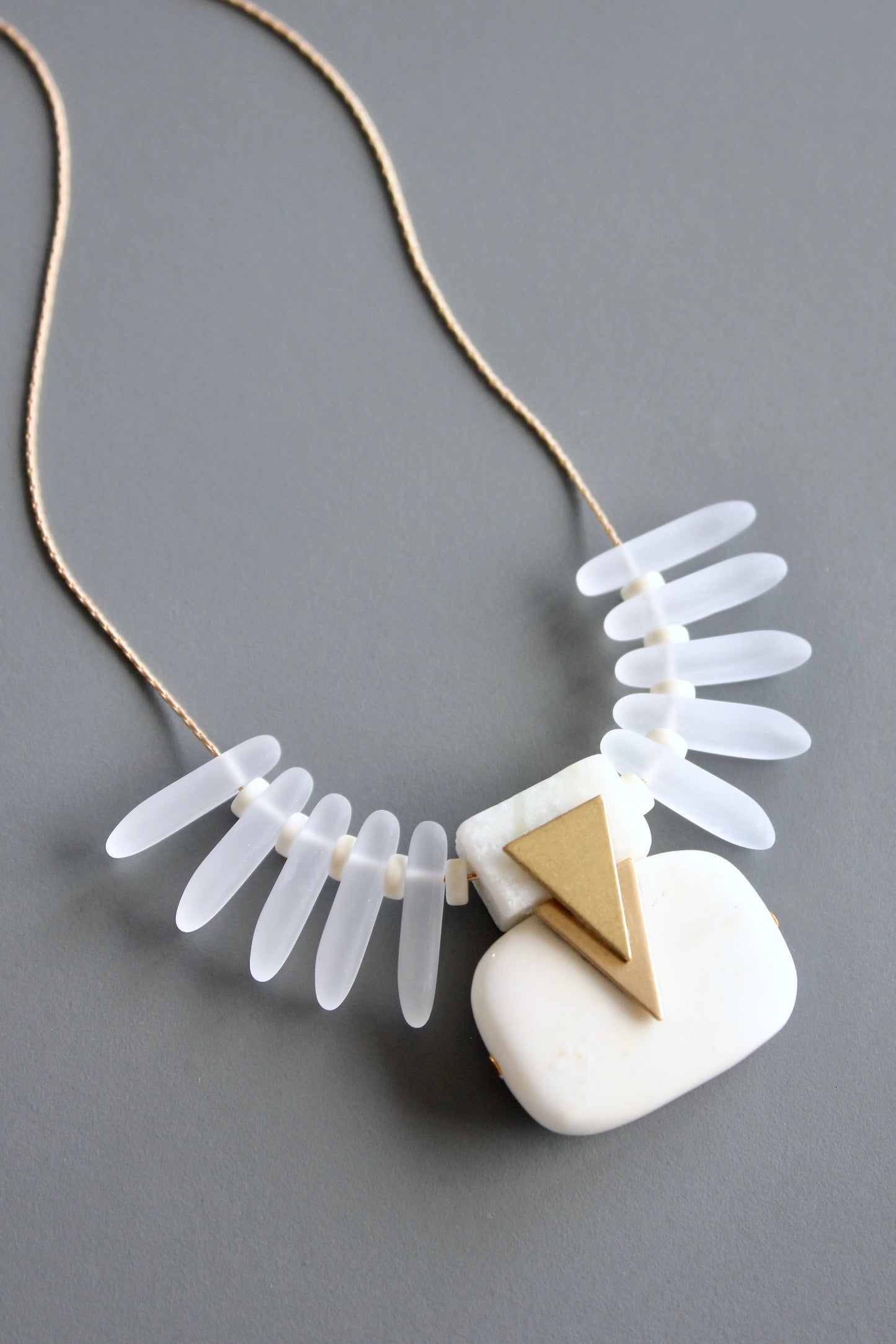 MLN418 White glass fringe Artdeco necklace