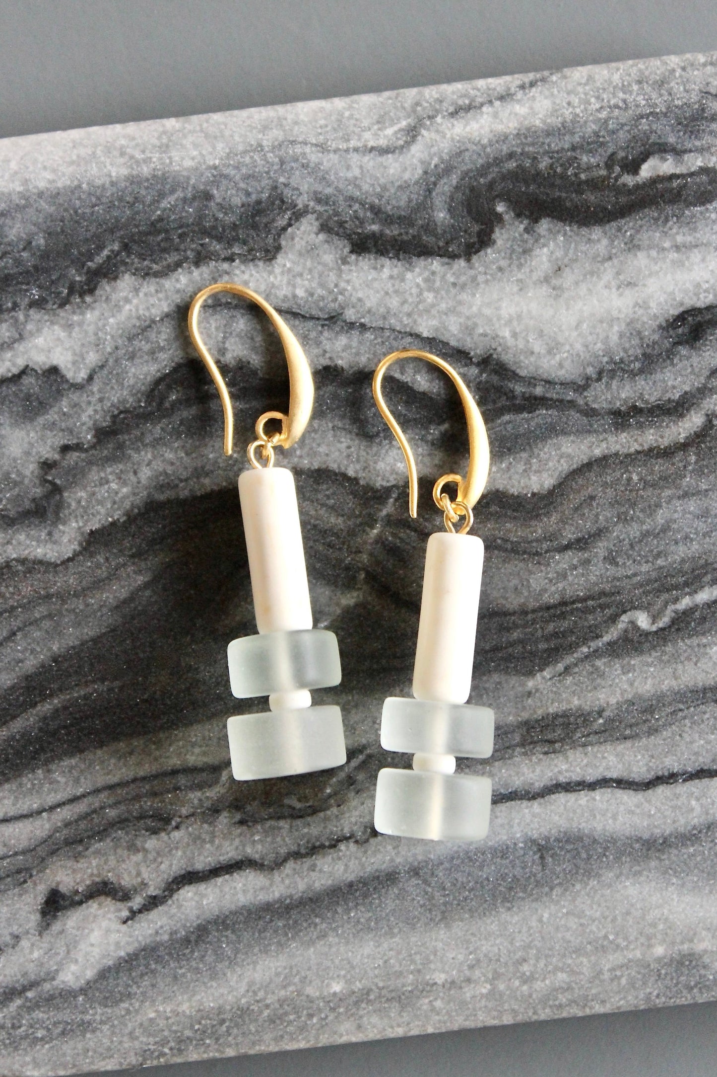 MLNE16 Glass and magnesite geometric earrings