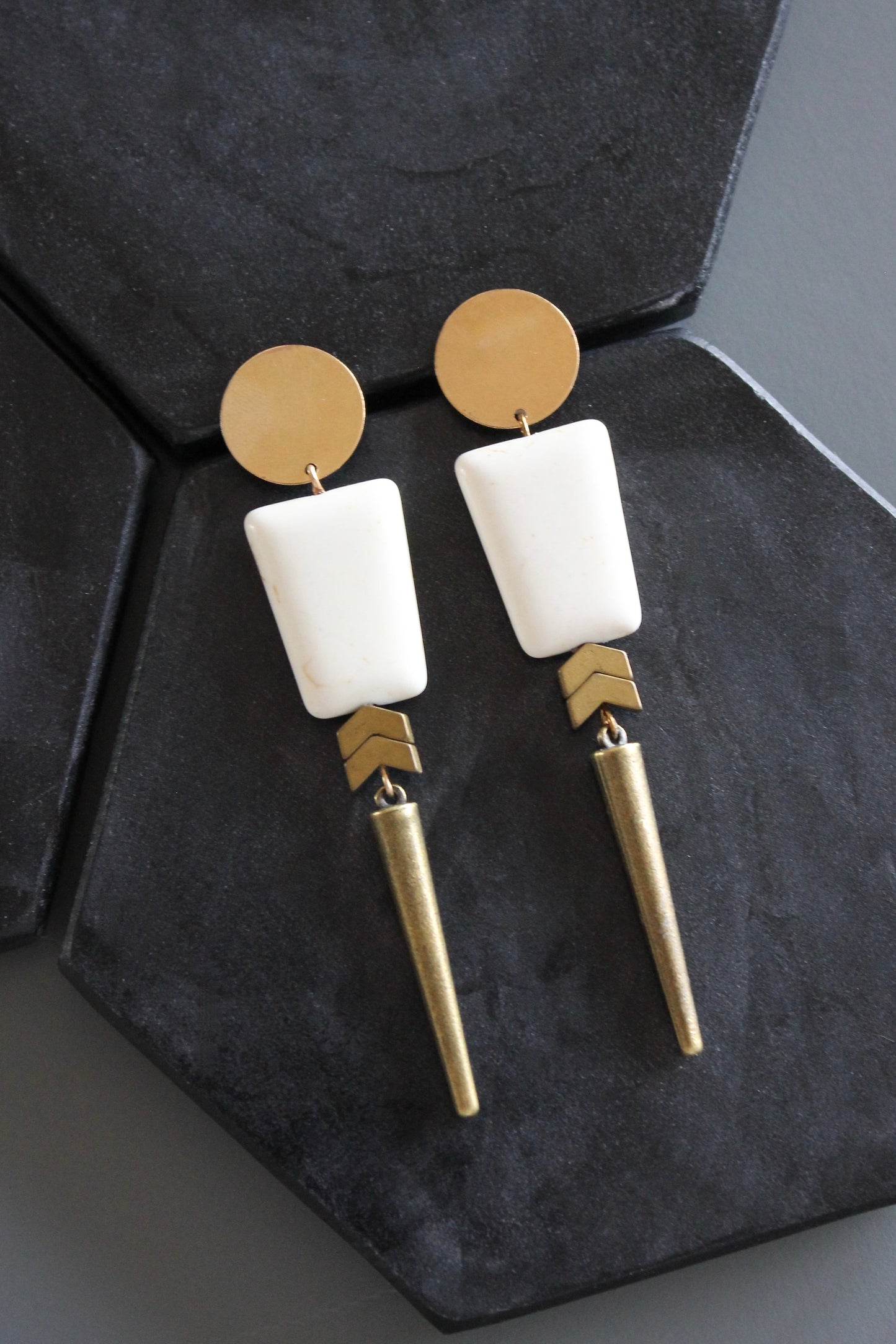 MLNE49 Magnesite and brass geometric post earrings