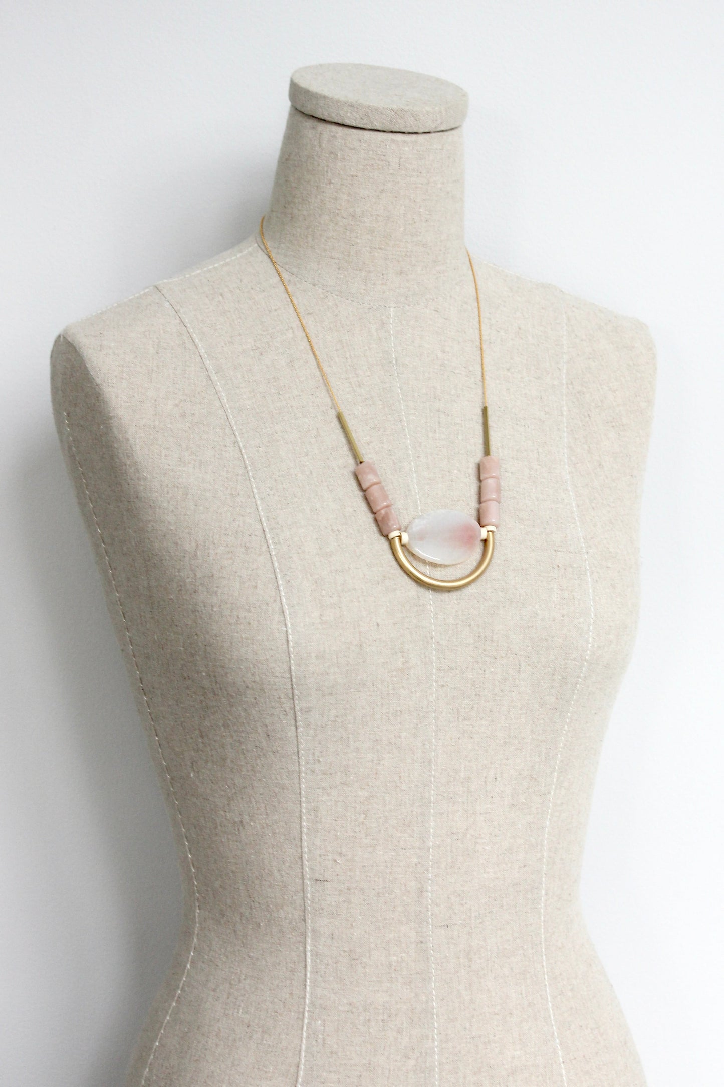 ISL222 Peach monstone and agate geometric necklace