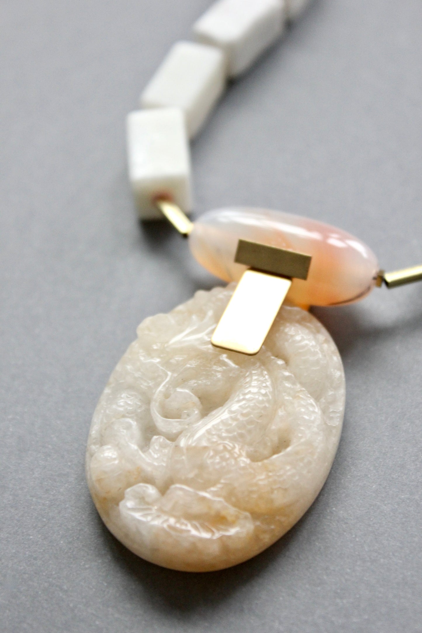 ISL718 Carved jade and agate pendant necklace