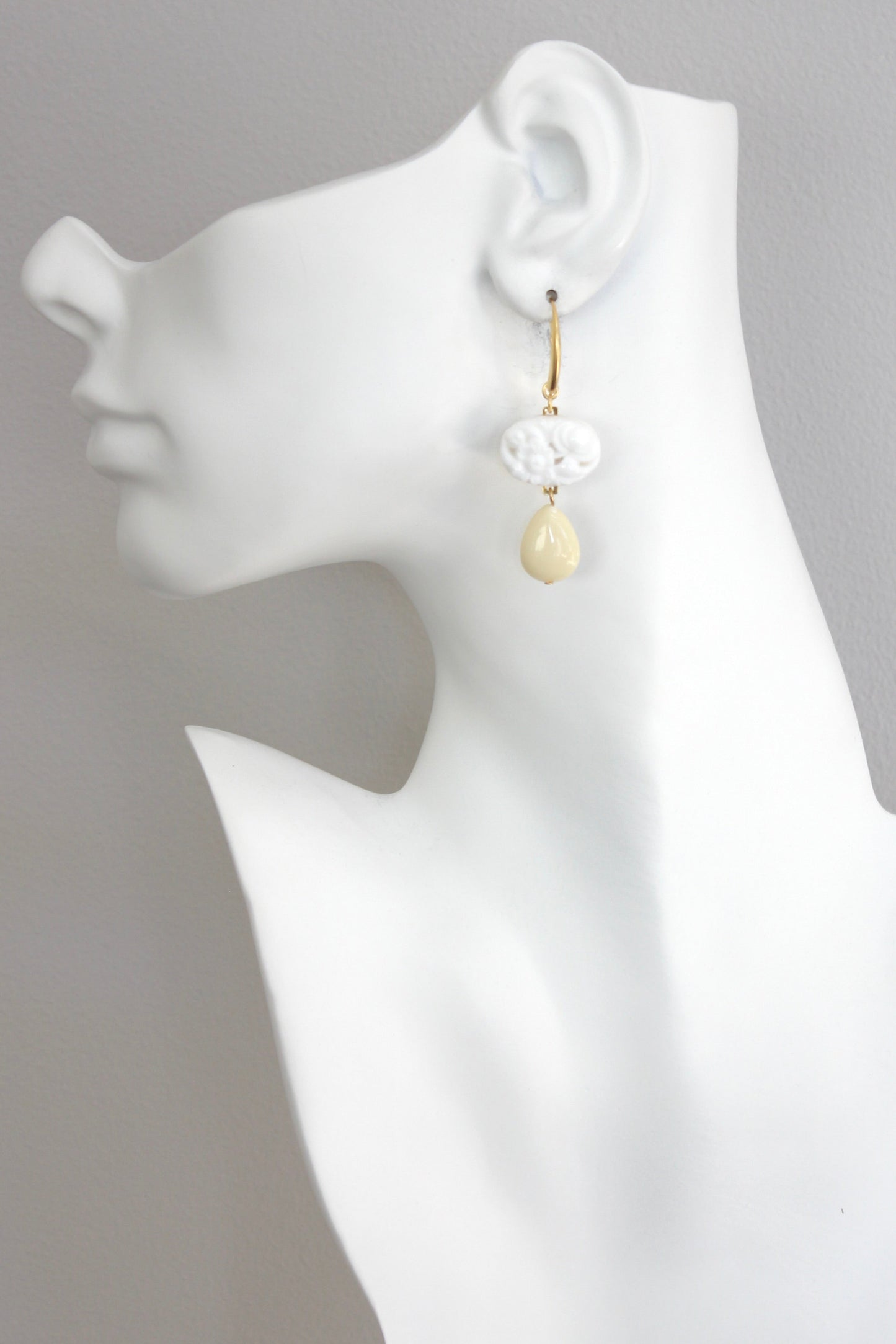 ISLE10 Vintage milk glass earrings