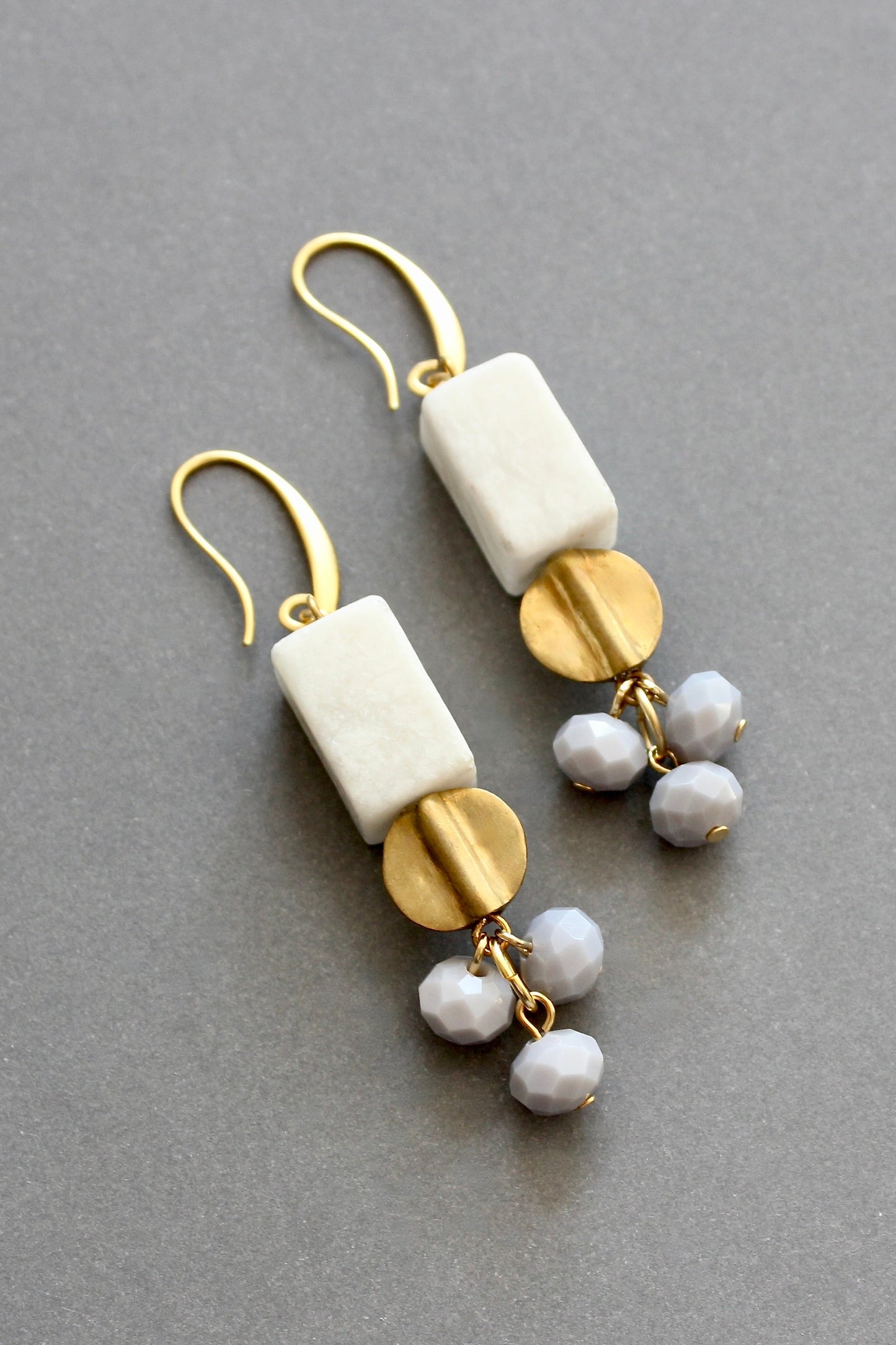 ISLE34 White and gray cluster earrings