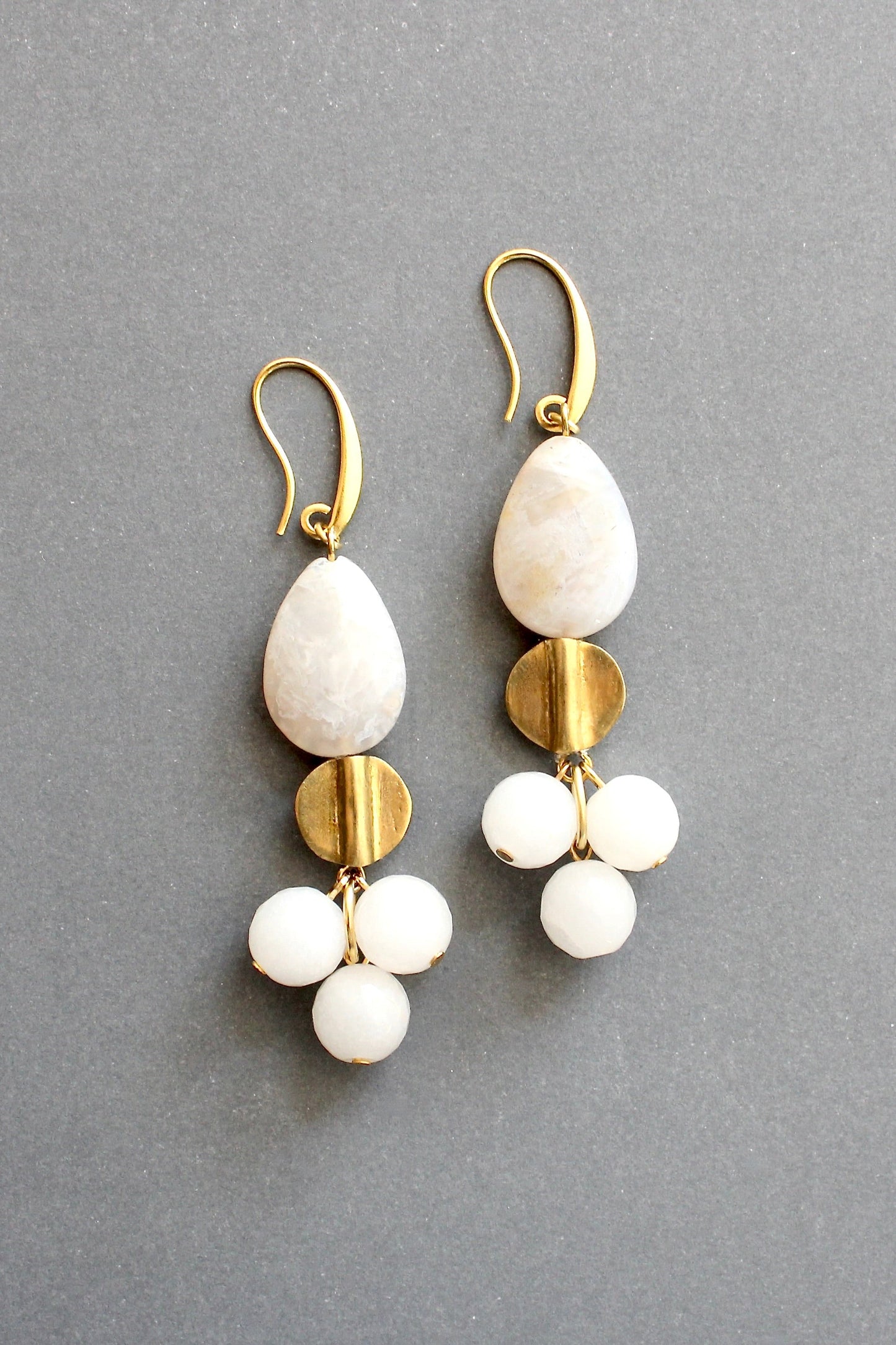 ISLE38 White agate cluster earrings