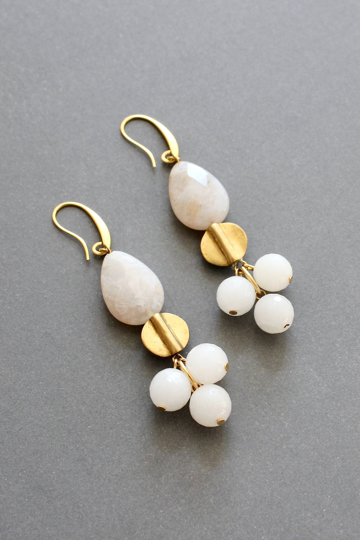 ISLE38 White agate cluster earrings