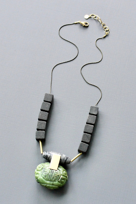 JLT222 green and black carved necklace