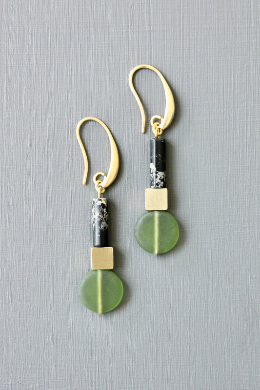 JLTE14 olivine glass geometric earrings