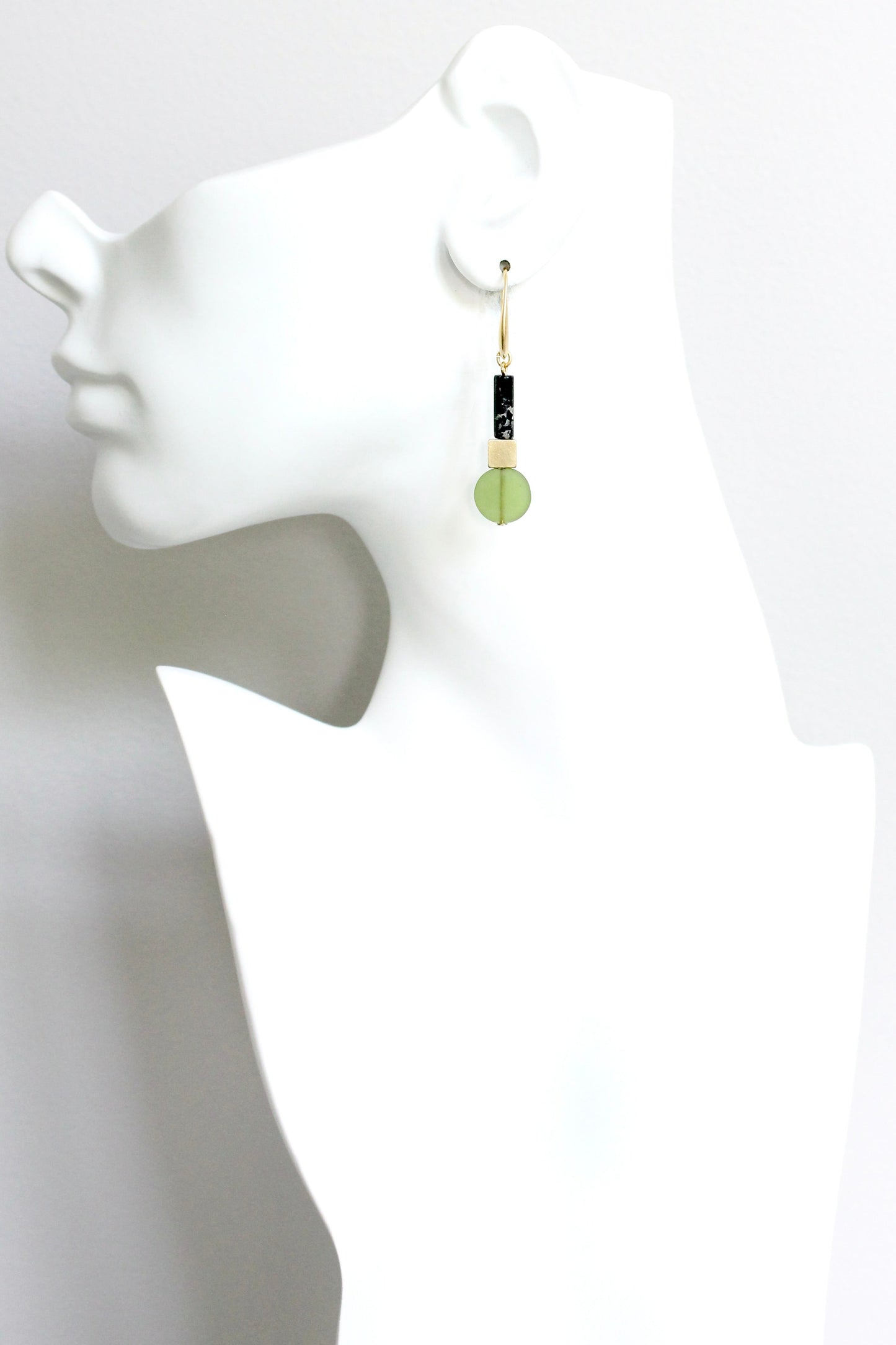 JLTE14 olivine glass geometric earrings