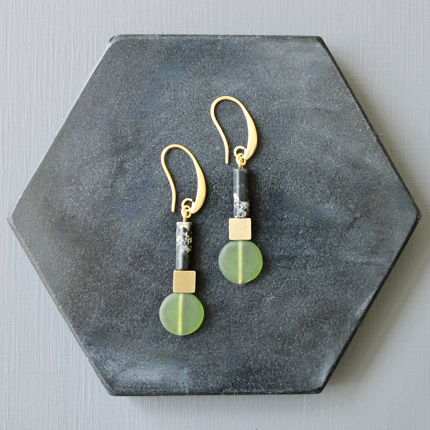 JLTE14 olivine glass geometric earrings