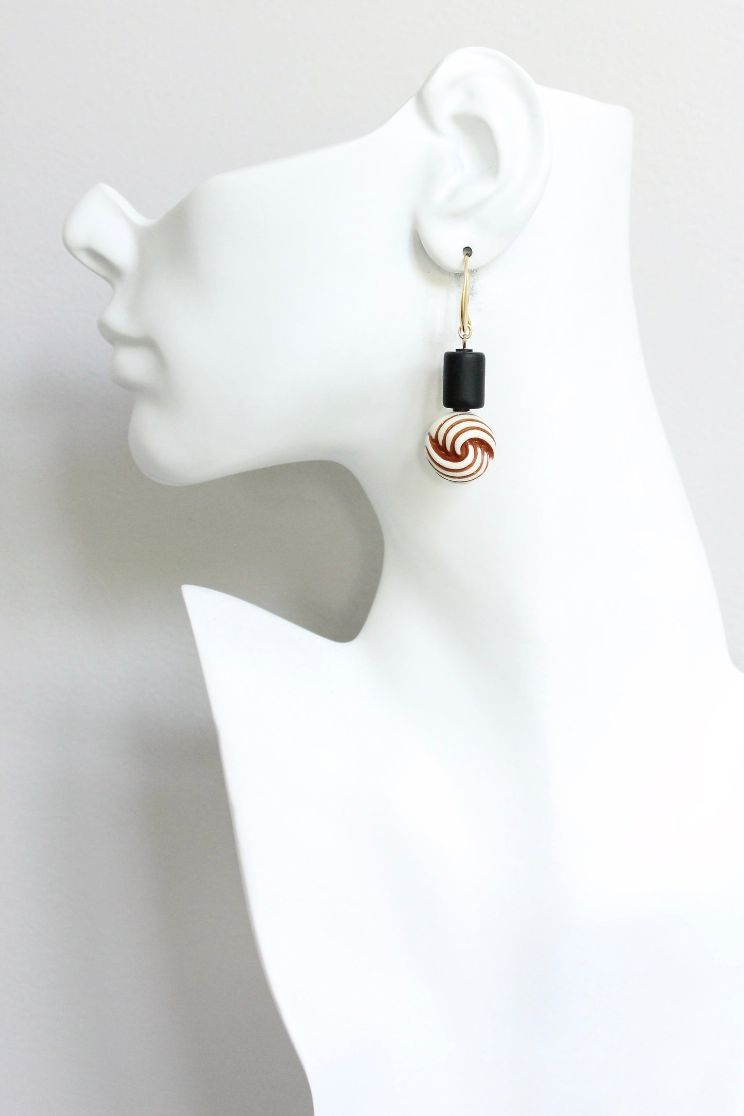 JLTE18 vintage acrylic knot and black earrings