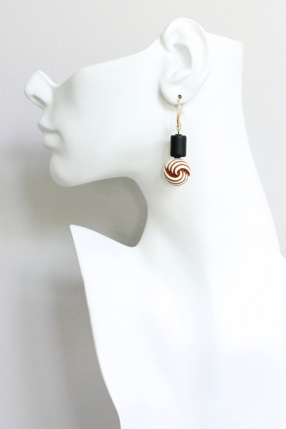 JLTE18 vintage acrylic knot and black earrings