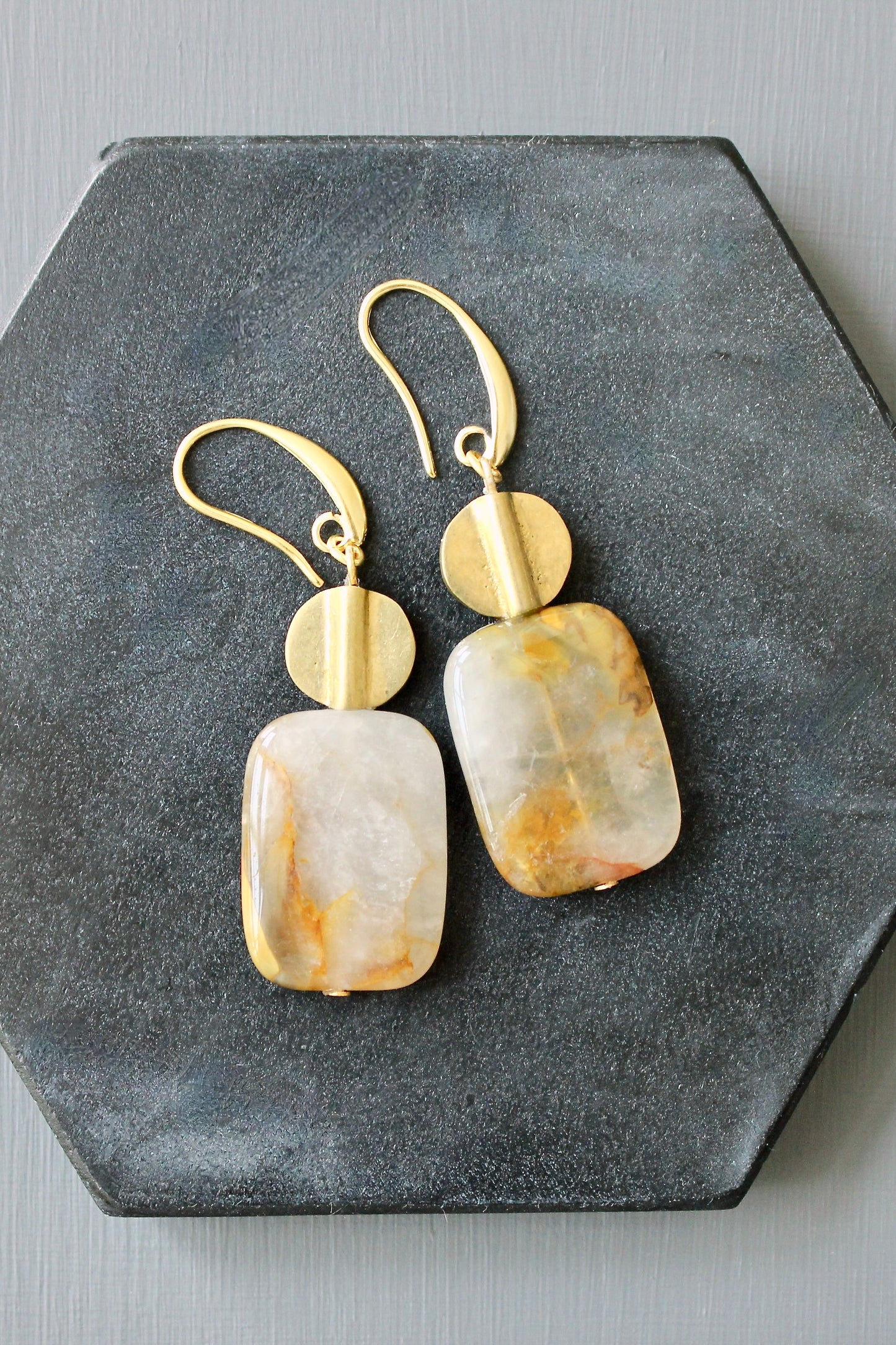 JLTE23 agate and brass earrings