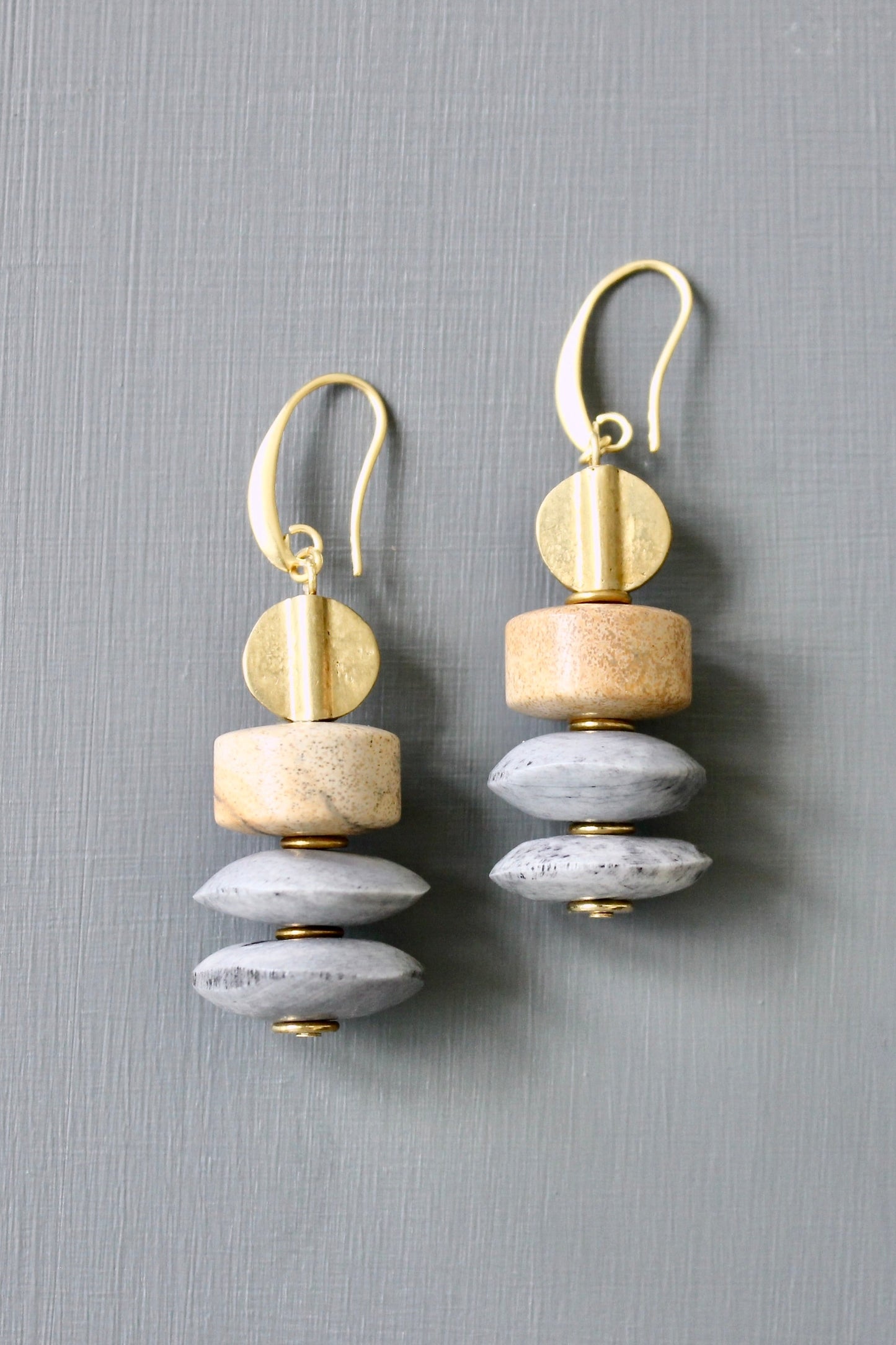 JLTE26 gray disc earrings