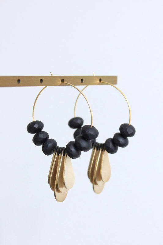 JLTE27 black and brass hoop earrings