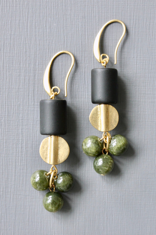 JLTE38 black and green cluster earrings