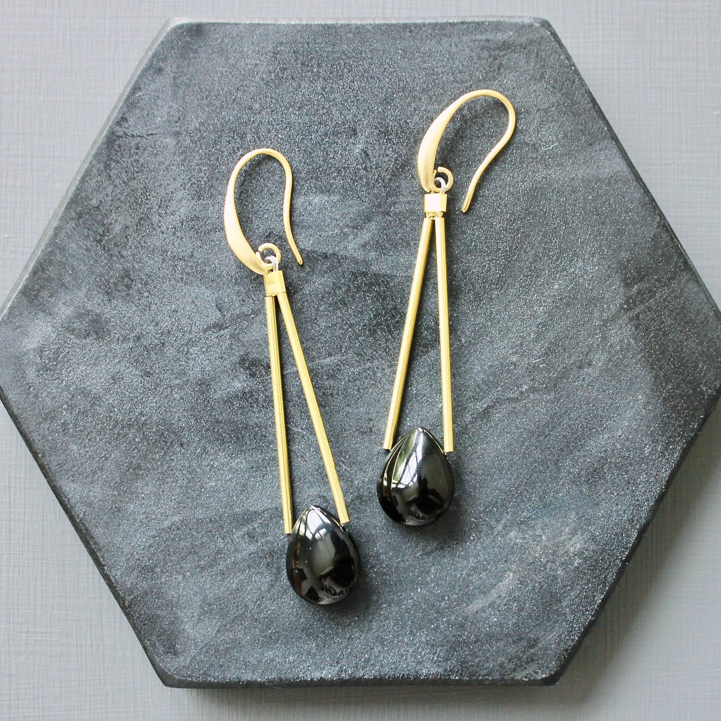 JLTE45 black agate geometric earrings