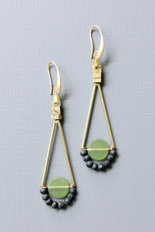 JLTE63 olivine glass geometric earrings