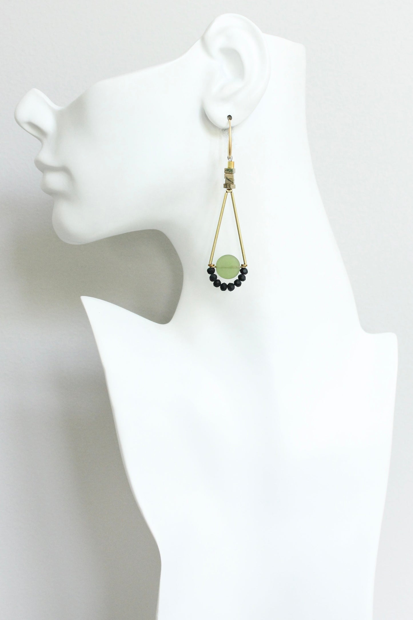 JLTE63 olivine glass geometric earrings