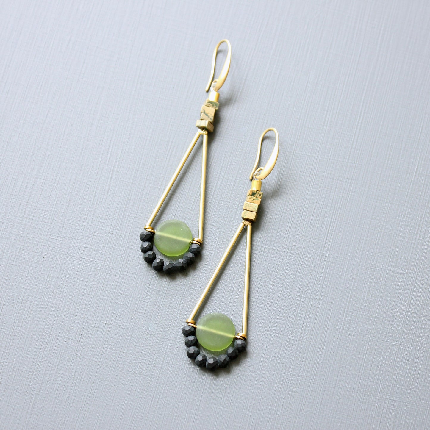 JLTE63 olivine glass geometric earrings