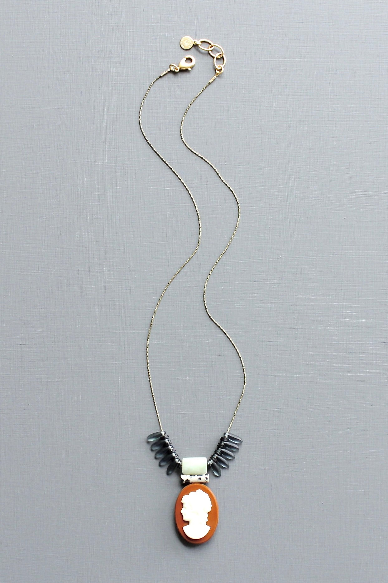 LEX318  Vintage cameo pendant necklace
