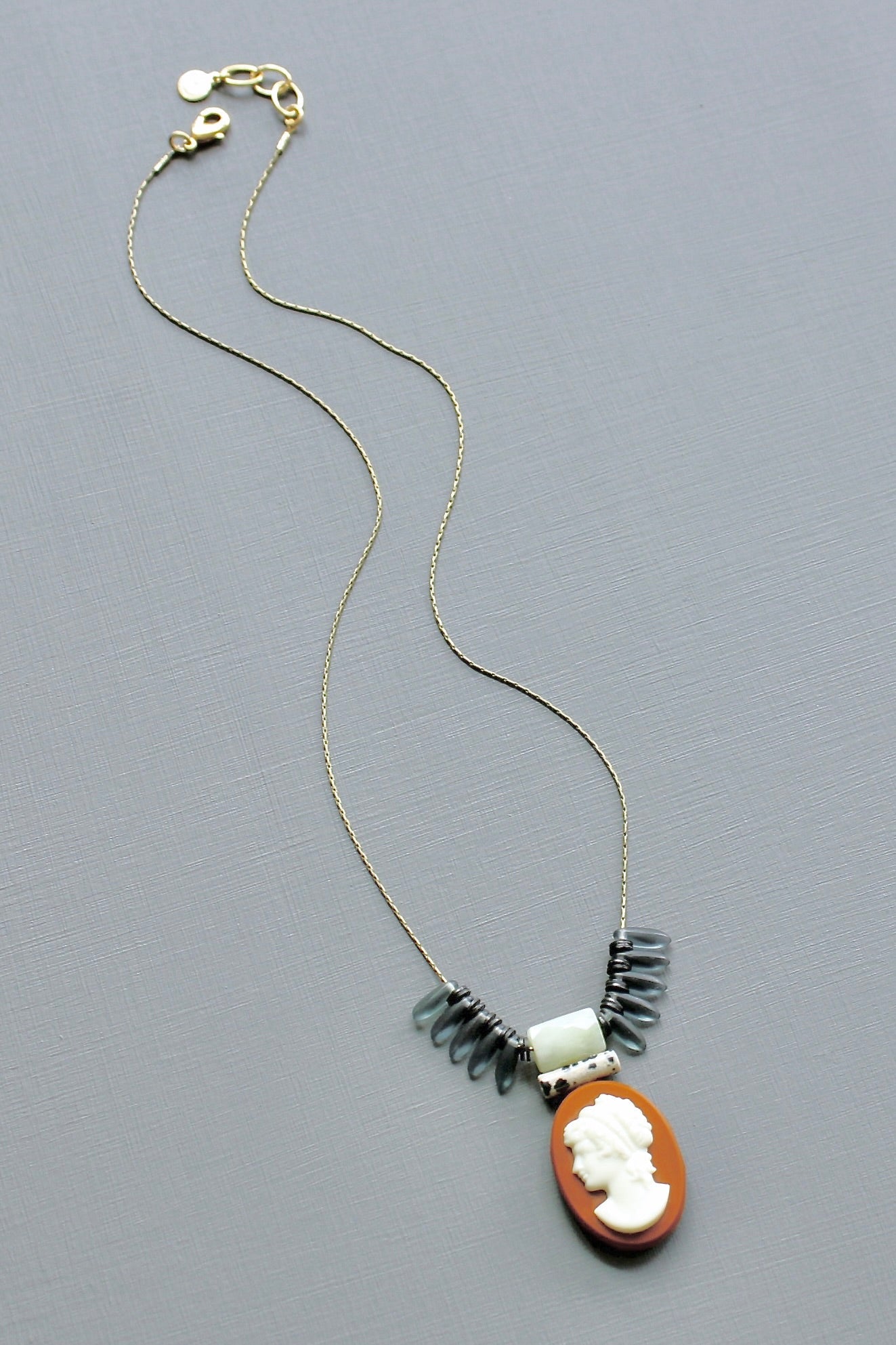 LEX318  Vintage cameo pendant necklace