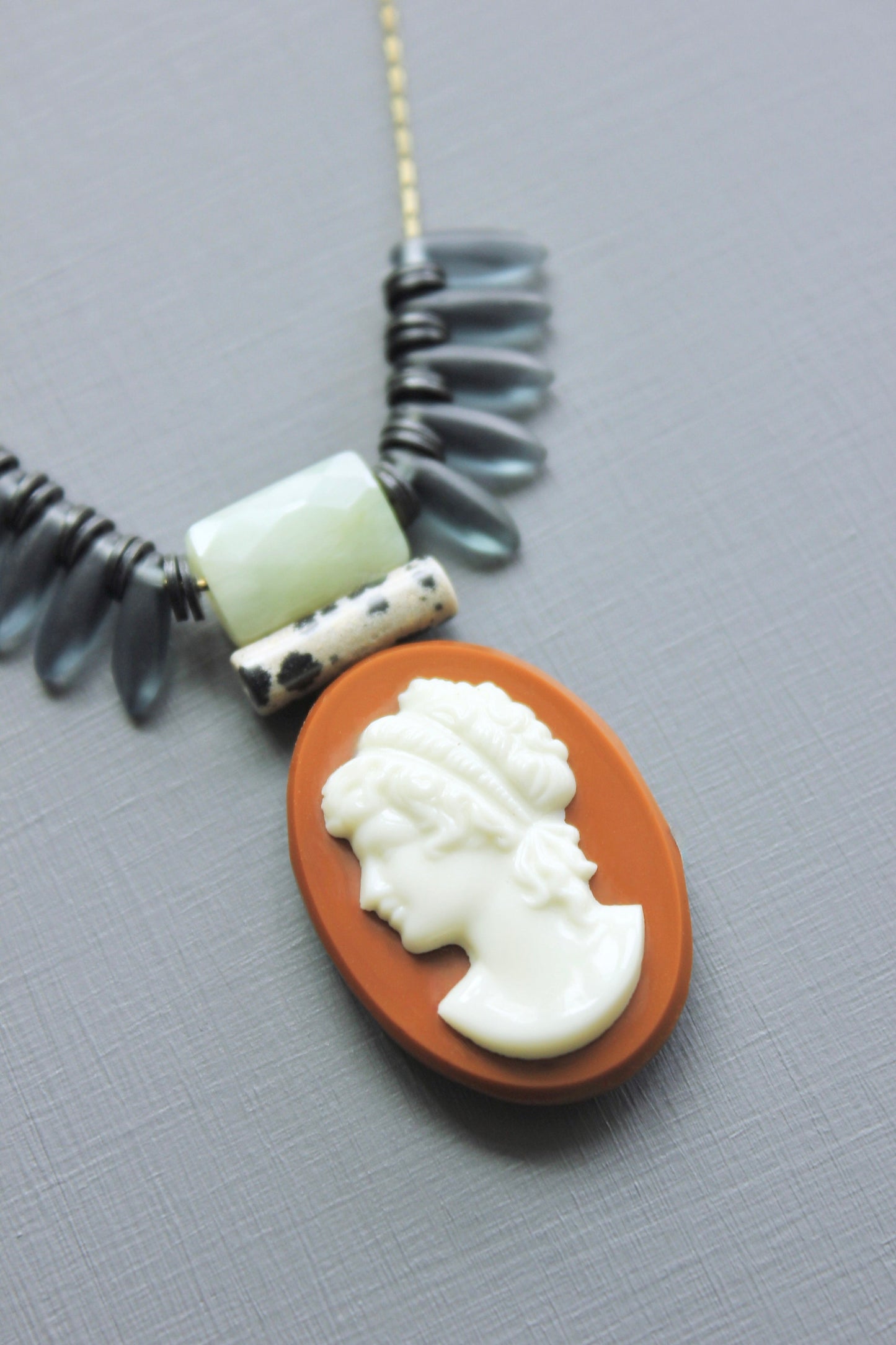 LEX318  Vintage cameo pendant necklace