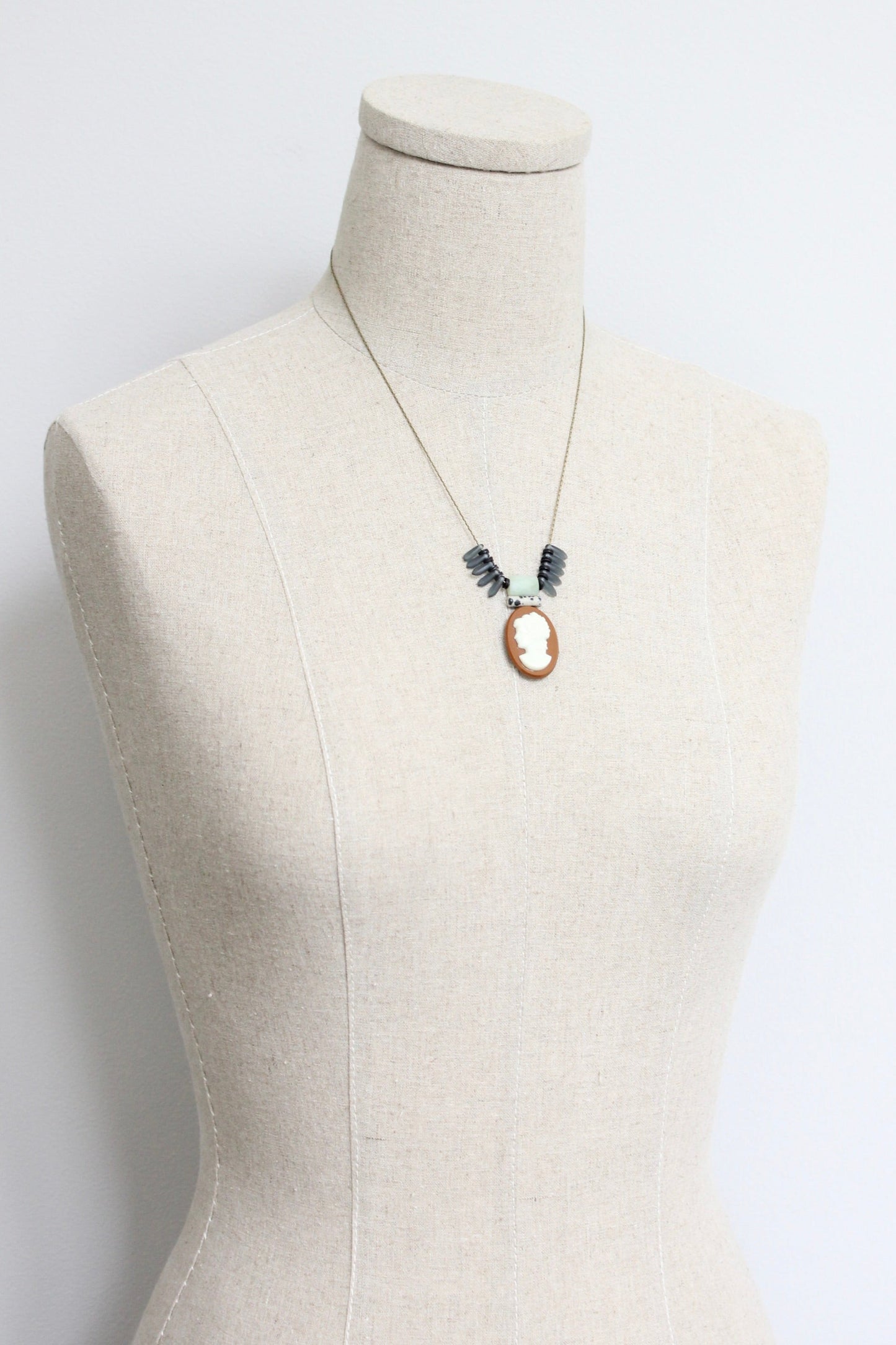 LEX318  Vintage cameo pendant necklace