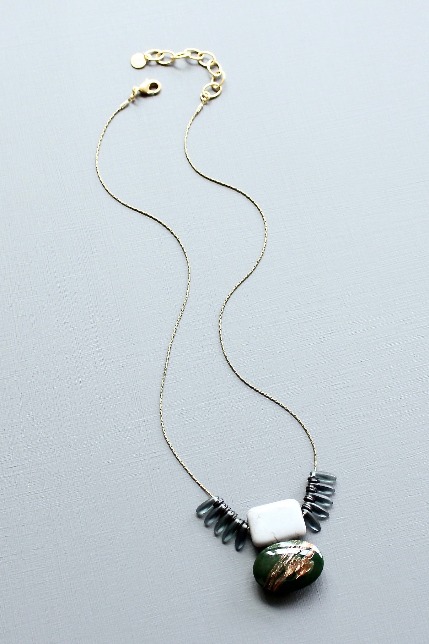 LEX419  Vintage hunter green glass pendant necklace