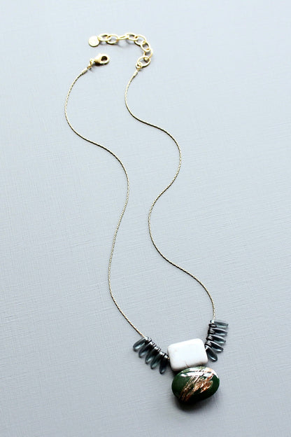 LEX419  Vintage hunter green glass pendant necklace