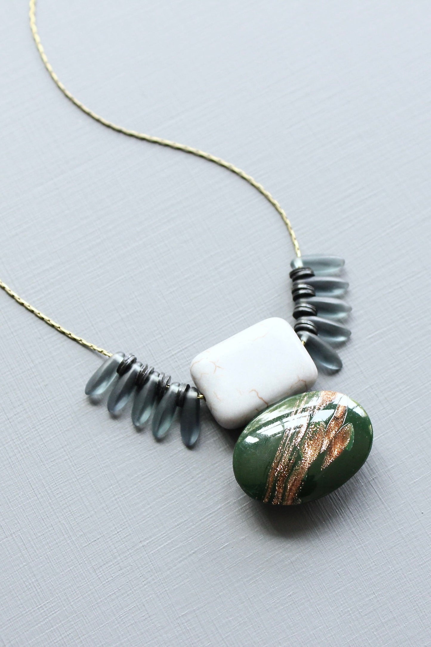 LEX419  Vintage hunter green glass pendant necklace