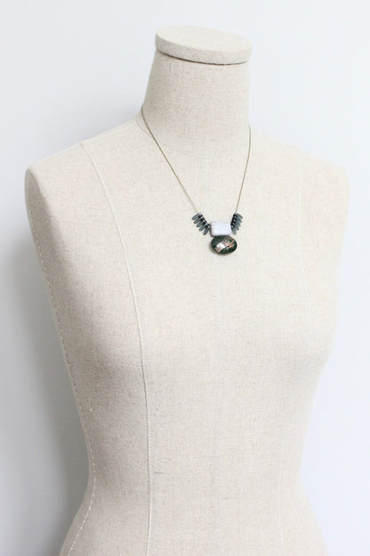 LEX419  Vintage hunter green glass pendant necklace